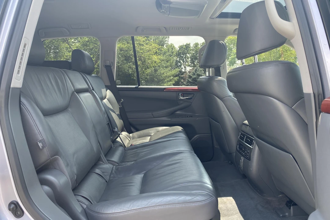 2010 Lexus LX 3rd Gen - Image 27 of 31