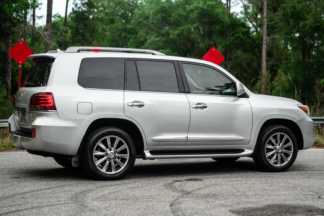 2010 Lexus LX 3rd Gen - Image 17 of 31
