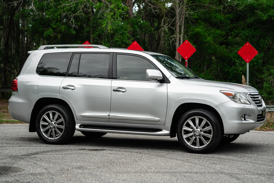 2010 Lexus LX 3rd Gen - Image 18 of 31