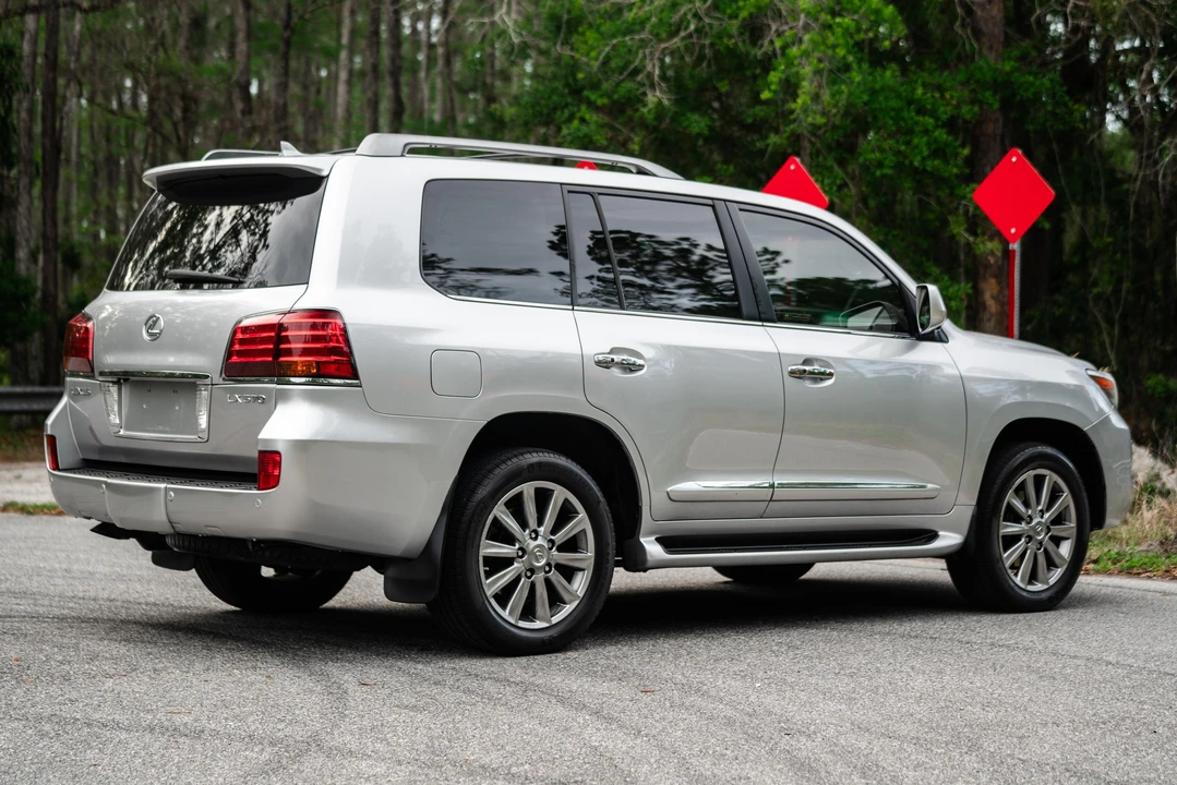2010 Lexus LX 3rd Gen - Image 16 of 31
