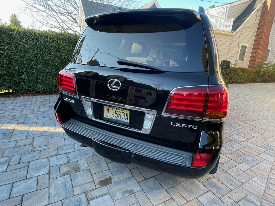 2010 Lexus LX 3rd Gen - Image 23 of 31