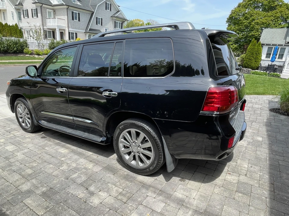 2010 Lexus LX 3rd Gen - Image 18 of 31