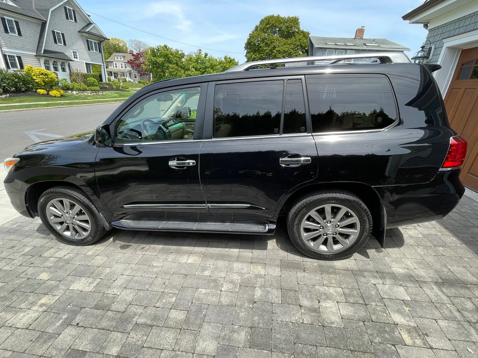 2010 Lexus LX 3rd Gen - Image 17 of 31