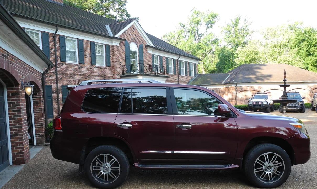 2010 Lexus LX 3rd Gen - Image 19 of 31
