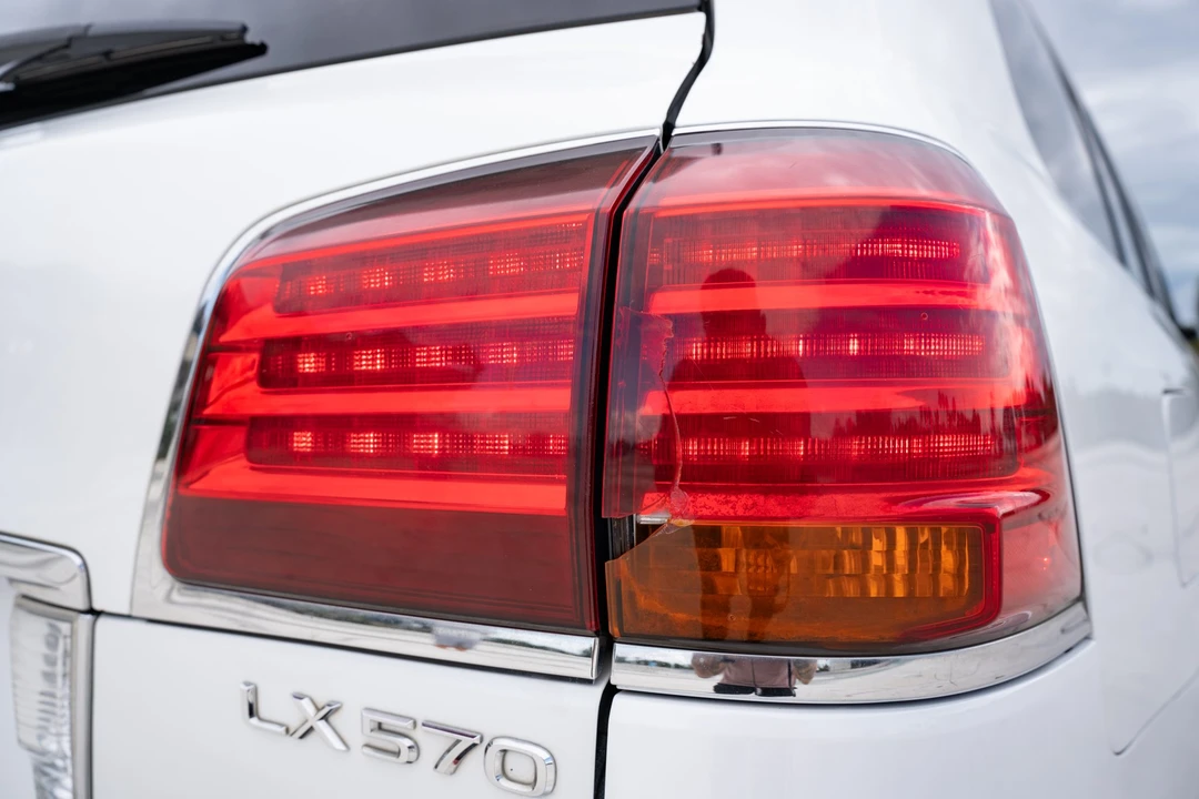 2010 Lexus LX 3rd Gen - Image 18 of 31