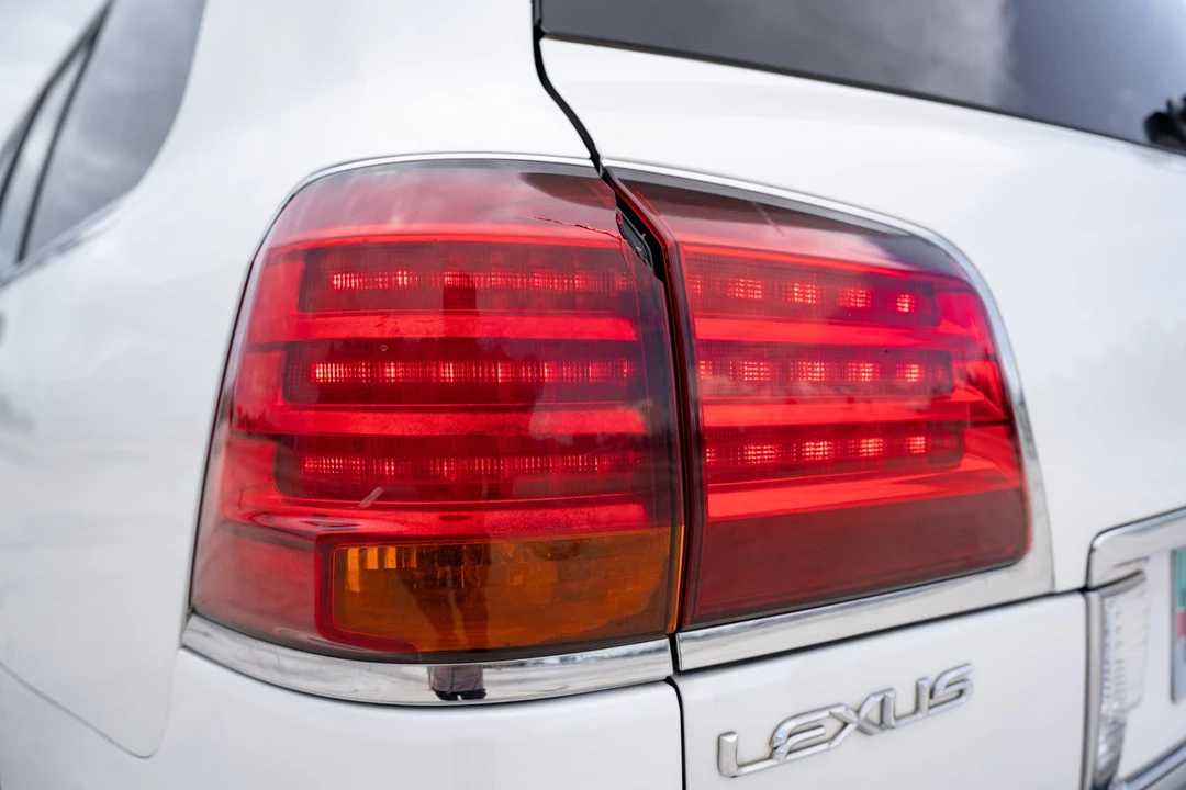 2010 Lexus LX 3rd Gen - Image 17 of 31