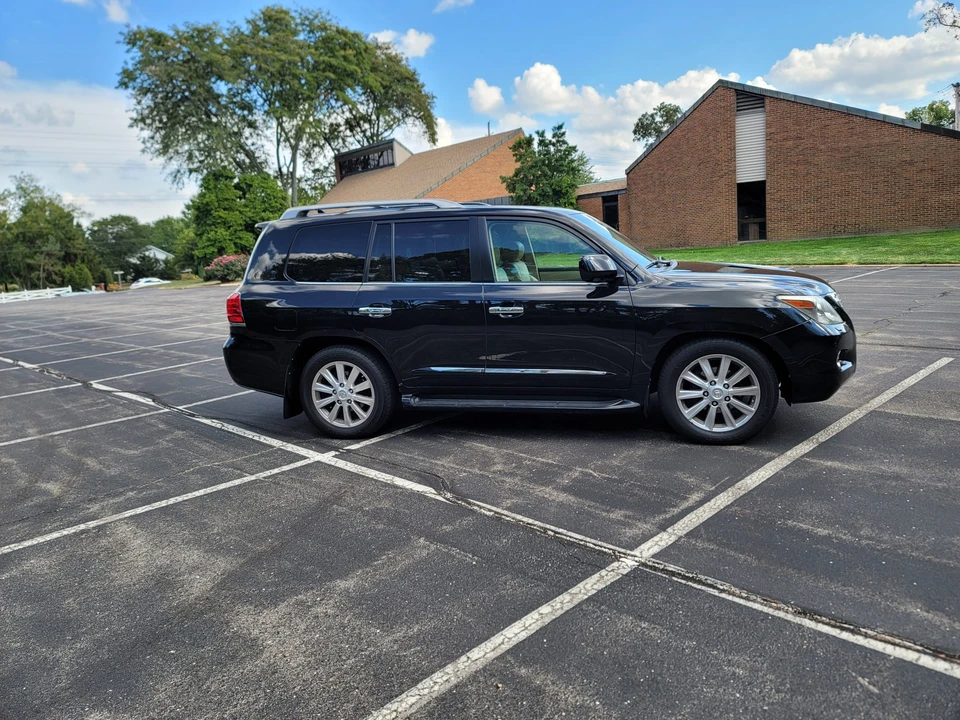 2010 Lexus LX 2nd Gen - Image 16 of 31