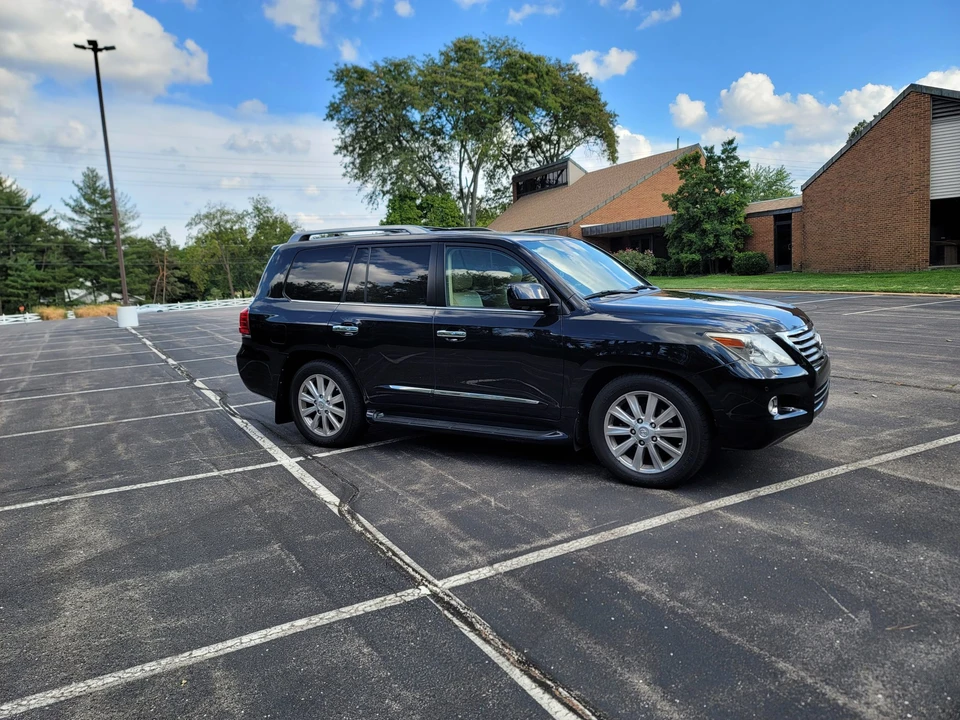 2010 Lexus LX 2nd Gen - Image 17 of 31