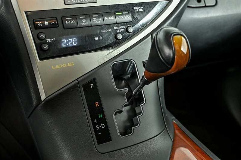 2010 Lexus RC - Image 28 of 30