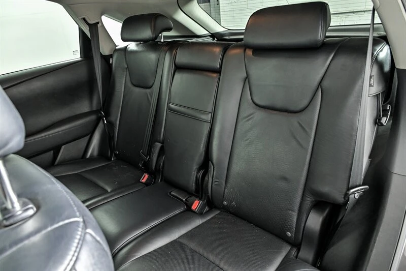 2010 Lexus RC - Image 19 of 30