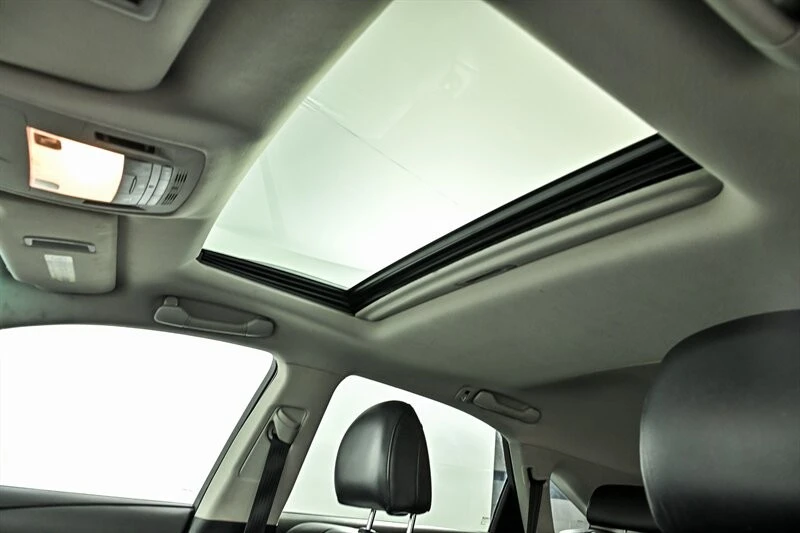 2010 Lexus RC - Image 18 of 30