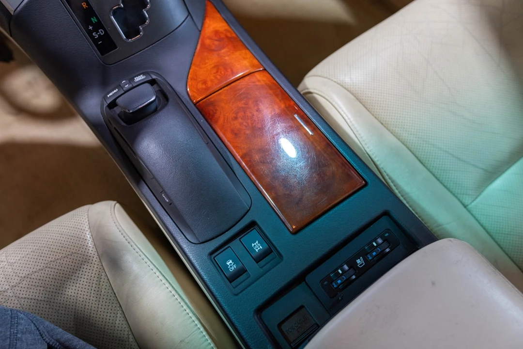 2010 Lexus RC - Image 24 of 31