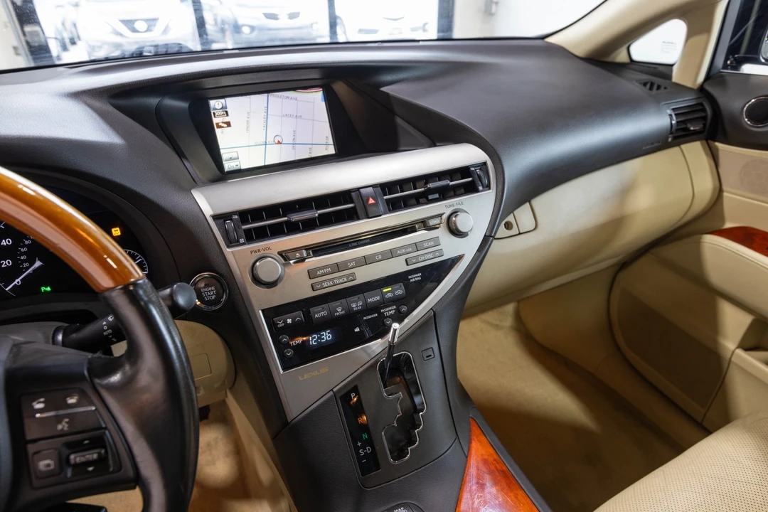 2010 Lexus RC - Image 22 of 31
