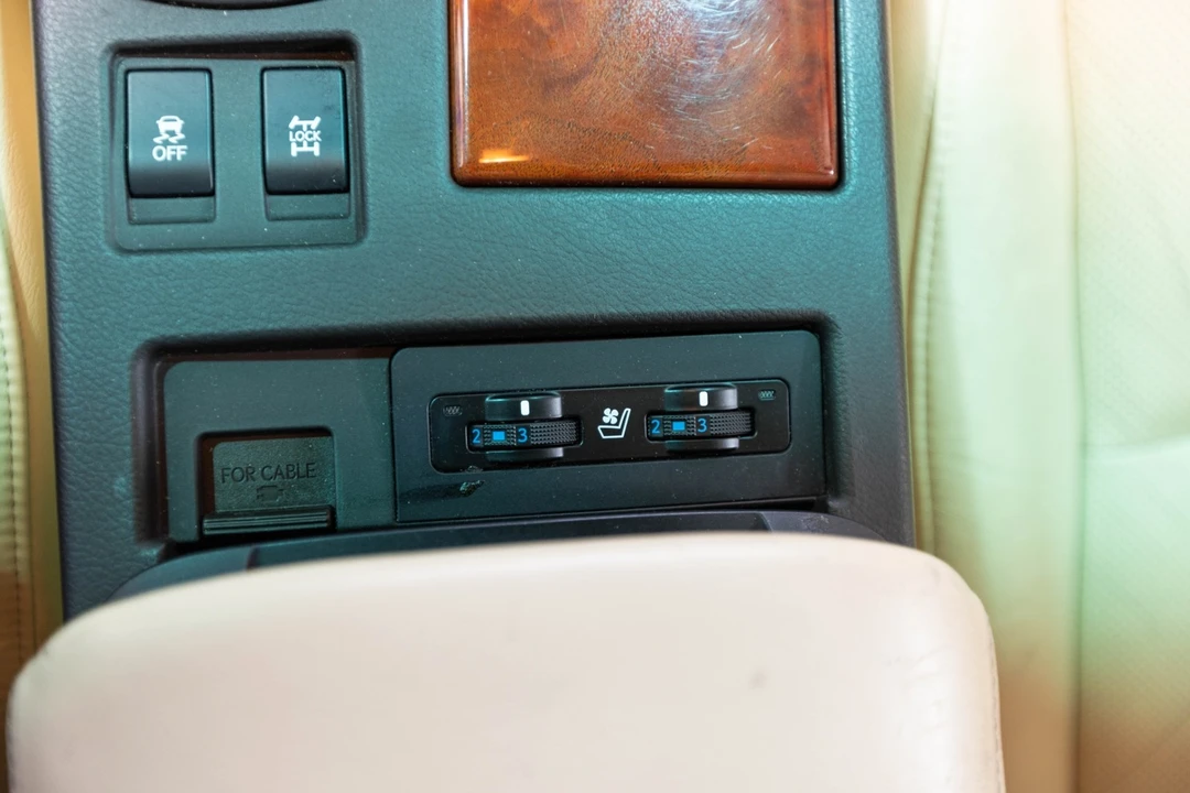 2010 Lexus RC - Image 25 of 31