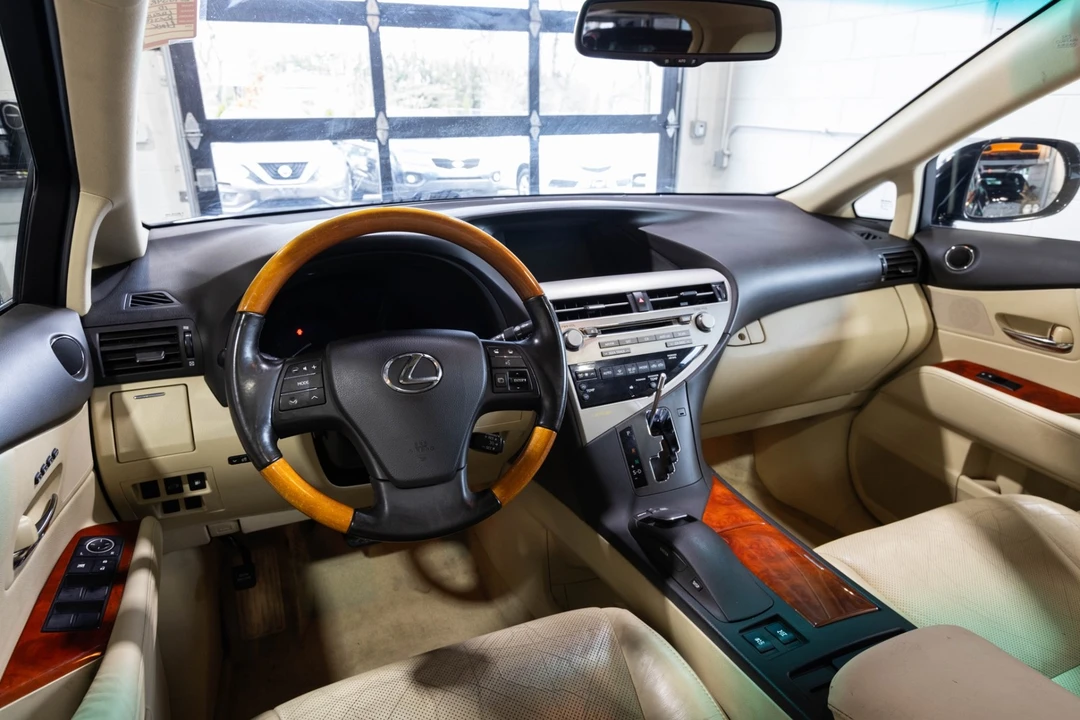 2010 Lexus RC - Image 19 of 31