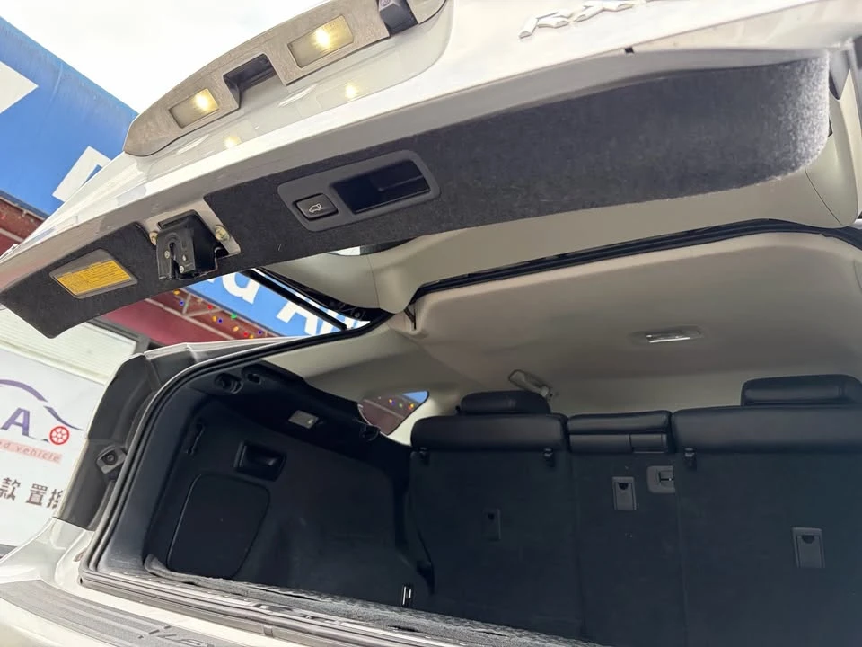 2010 Lexus RX 3rd Gen - Image 16 of 17
