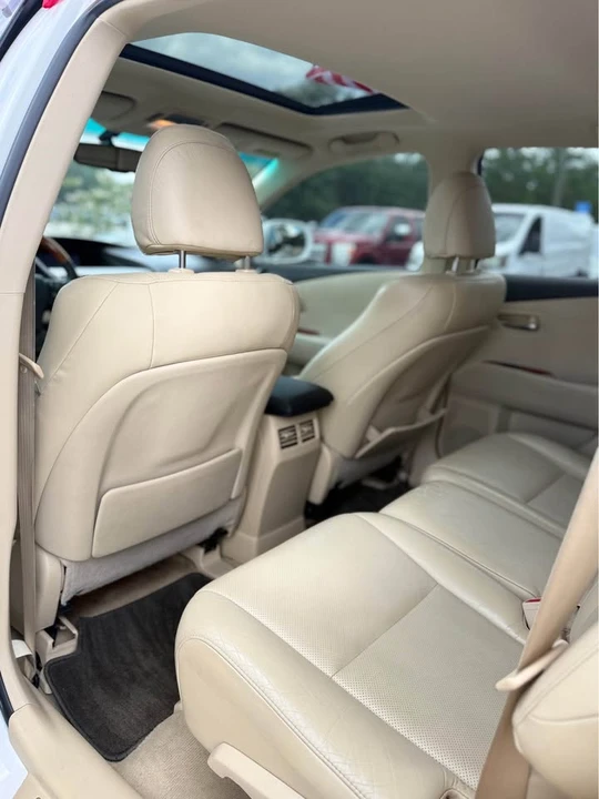 2010 Lexus RX 3rd Gen - Image 11 of 16