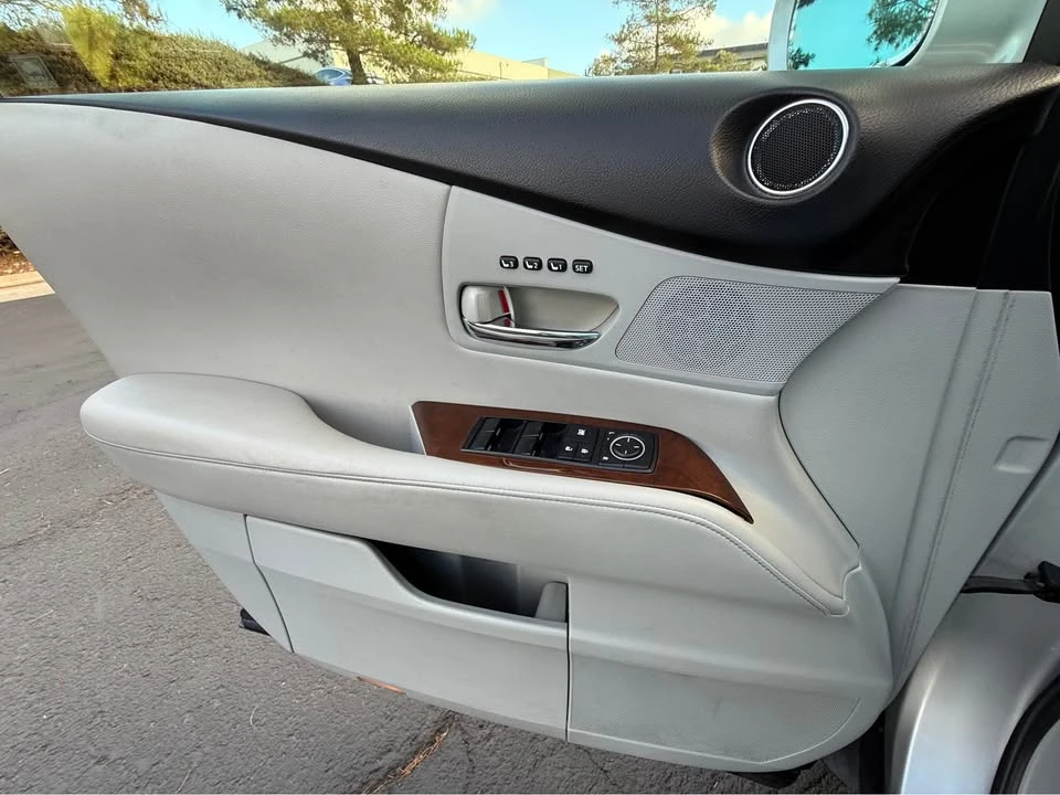 2010 Lexus RX 3rd Gen - Image 11 of 16