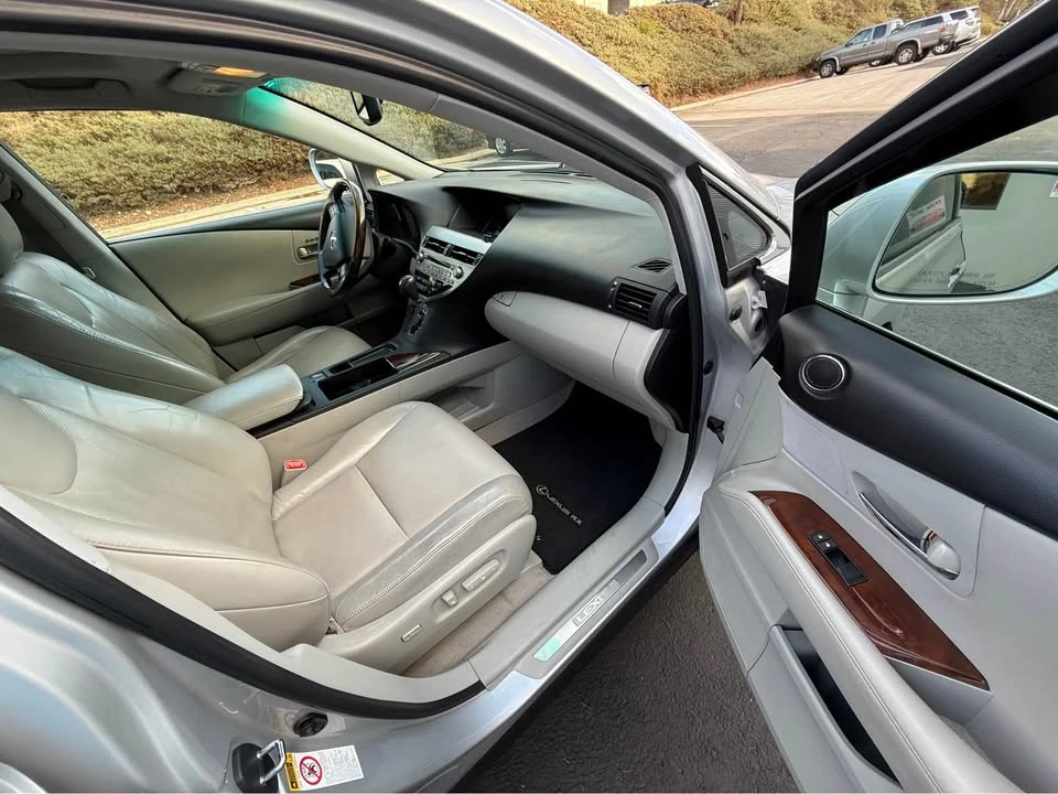 2010 Lexus RX 3rd Gen - Image 9 of 16