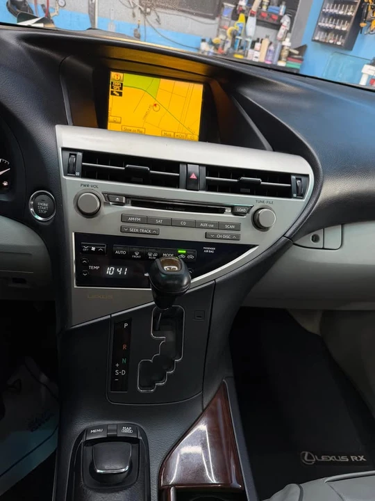 2010 Lexus RX 3rd Gen - Image 17 of 19