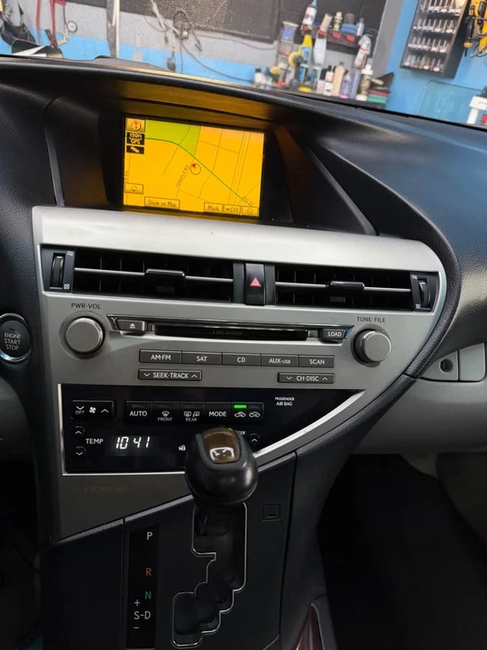 2010 Lexus RX 3rd Gen - Image 18 of 19