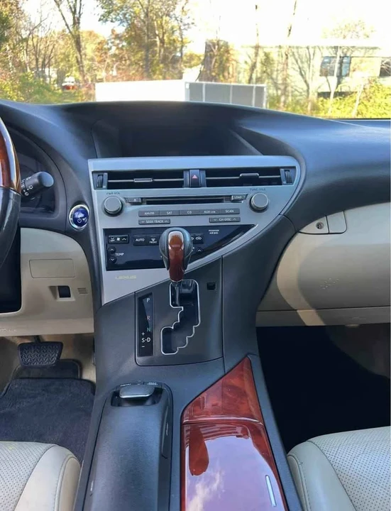 2010 Lexus RX 3rd Gen - Image 9 of 11