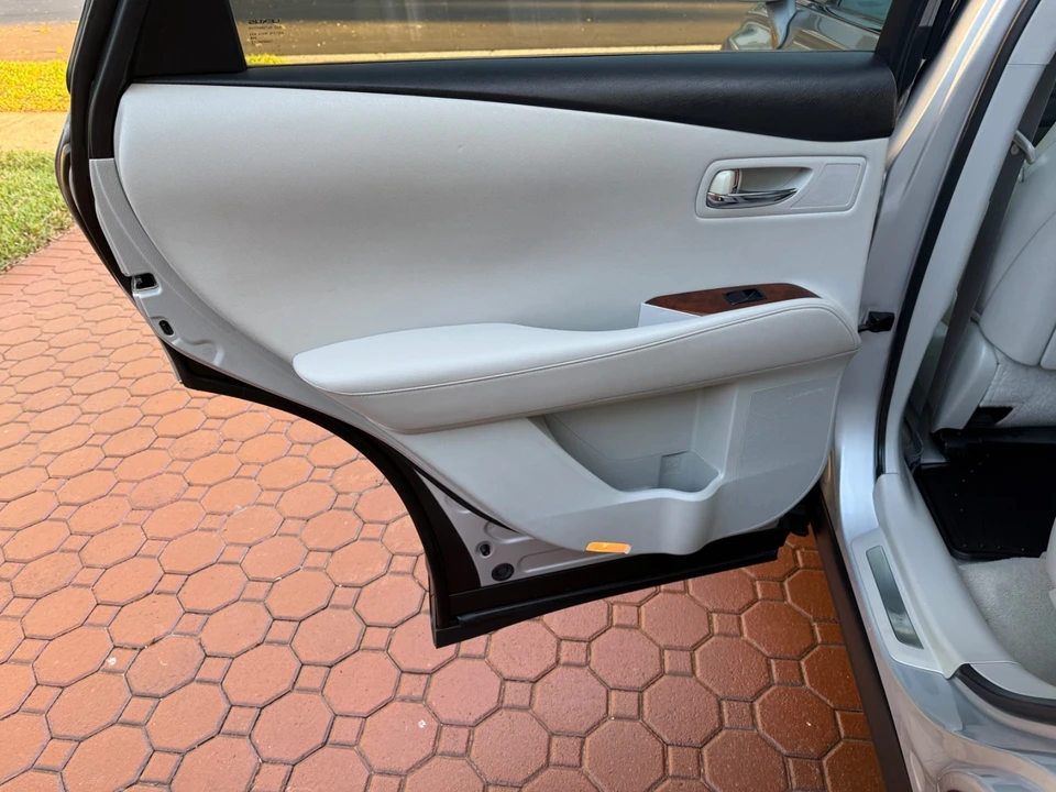 2010 Lexus RX 3rd Gen - Image 19 of 21