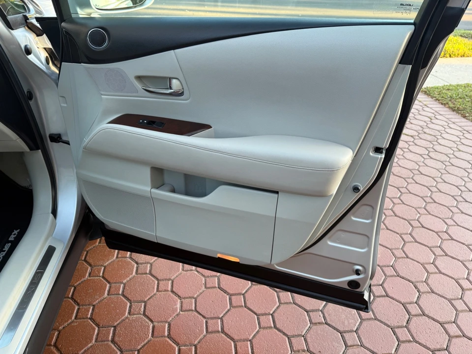 2010 Lexus RX 3rd Gen - Image 13 of 21