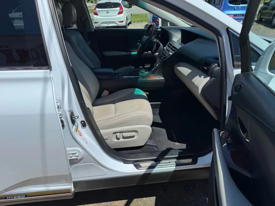 2010 Lexus RX 3rd Gen - Image 18 of 20