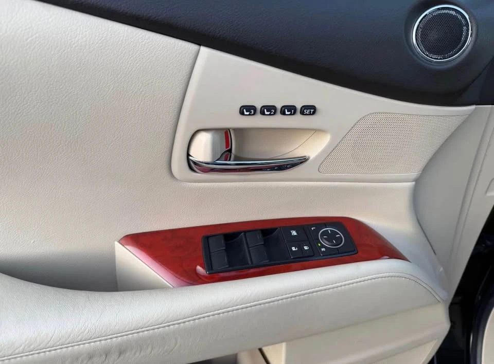 2010 Lexus RX 3rd Gen - Image 12 of 16