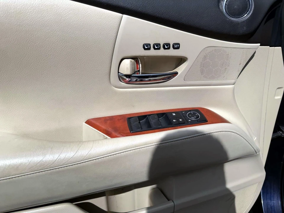 2010 Lexus RX 3rd Gen - Image 19 of 21