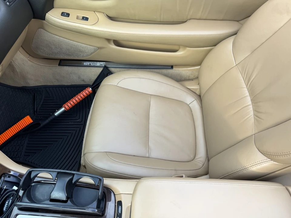 2010 Lexus SC430 - Image 10 of 15