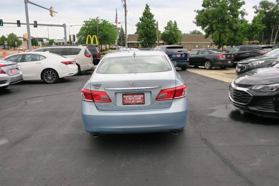2010 Lexus ES 4th Gen - Image 11 of 20