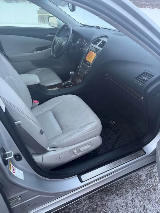 2010 Lexus ES 4th Gen - Image 11 of 16