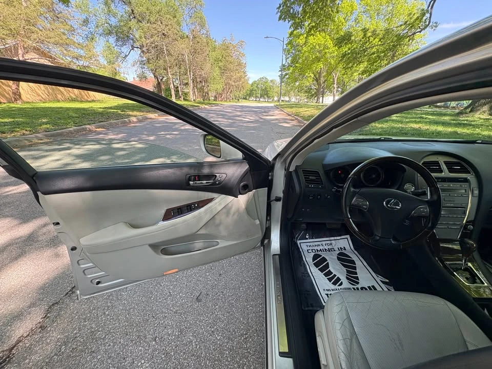 2010 Lexus ES 5th Gen - Image 9 of 20