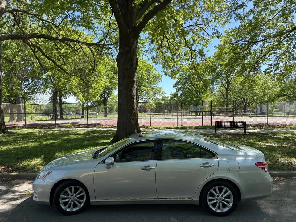 2010 Lexus ES 5th Gen - Image 3 of 20