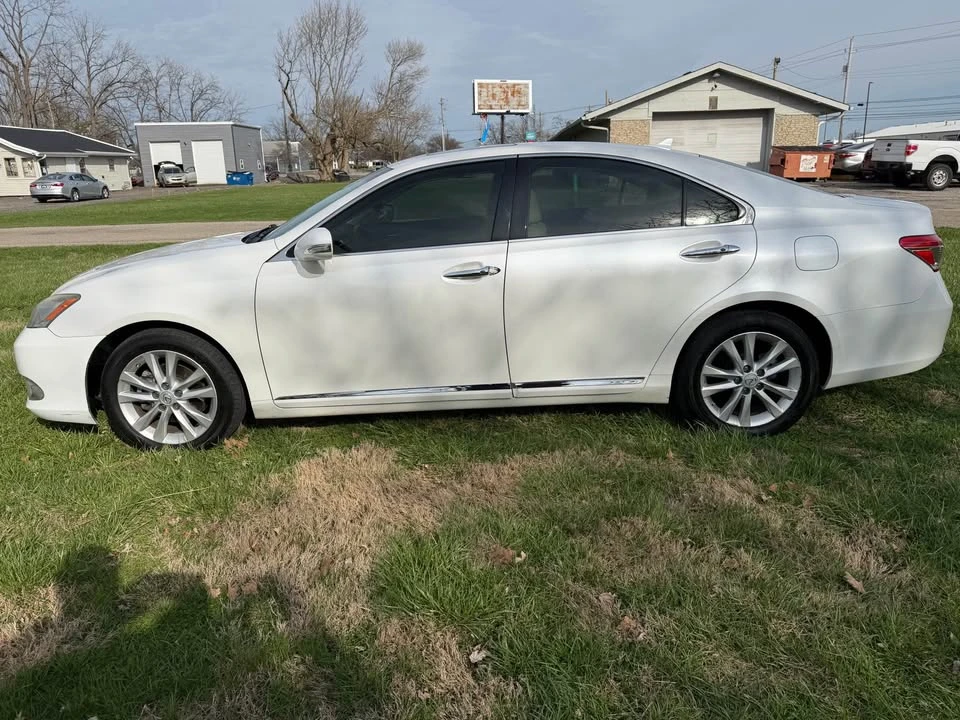 2010 Lexus ES 5th Gen - Image 2 of 17