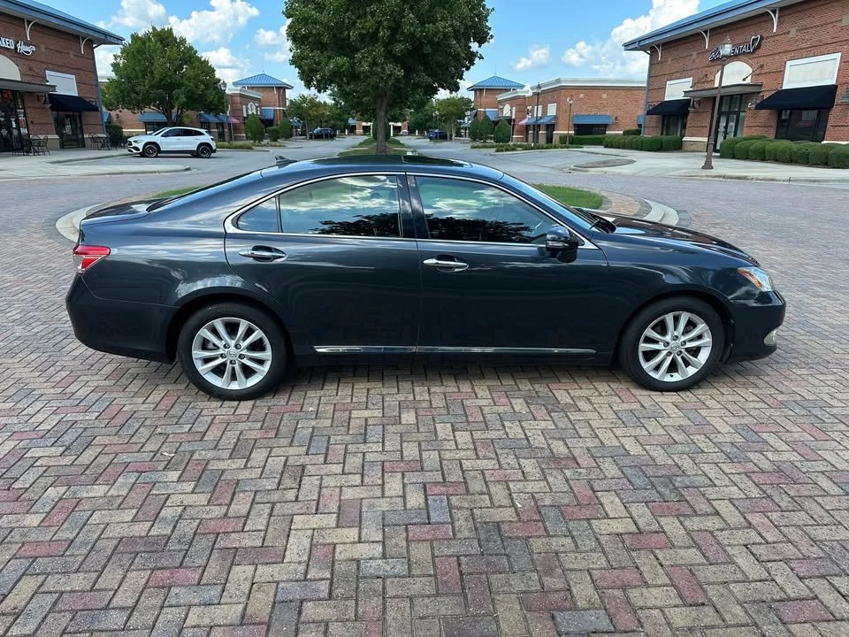 2010 Lexus ES 5th Gen - Image 3 of 19