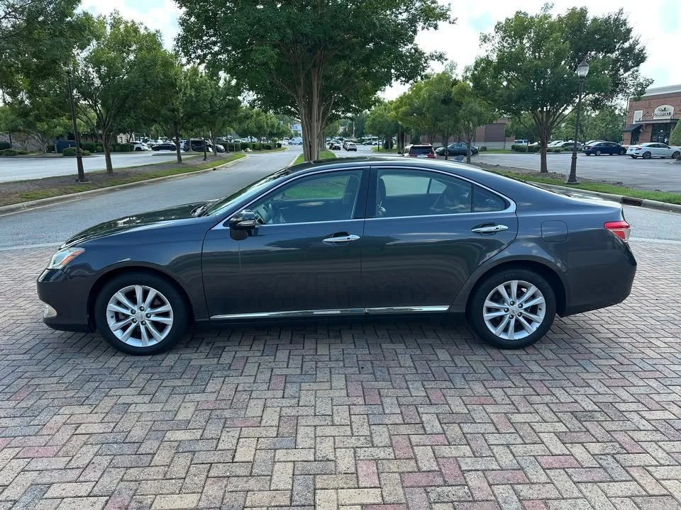 2010 Lexus ES 5th Gen - Image 4 of 17