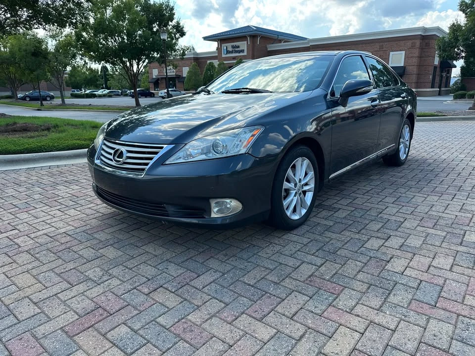 2010 Lexus ES 5th Gen - Image 2 of 17