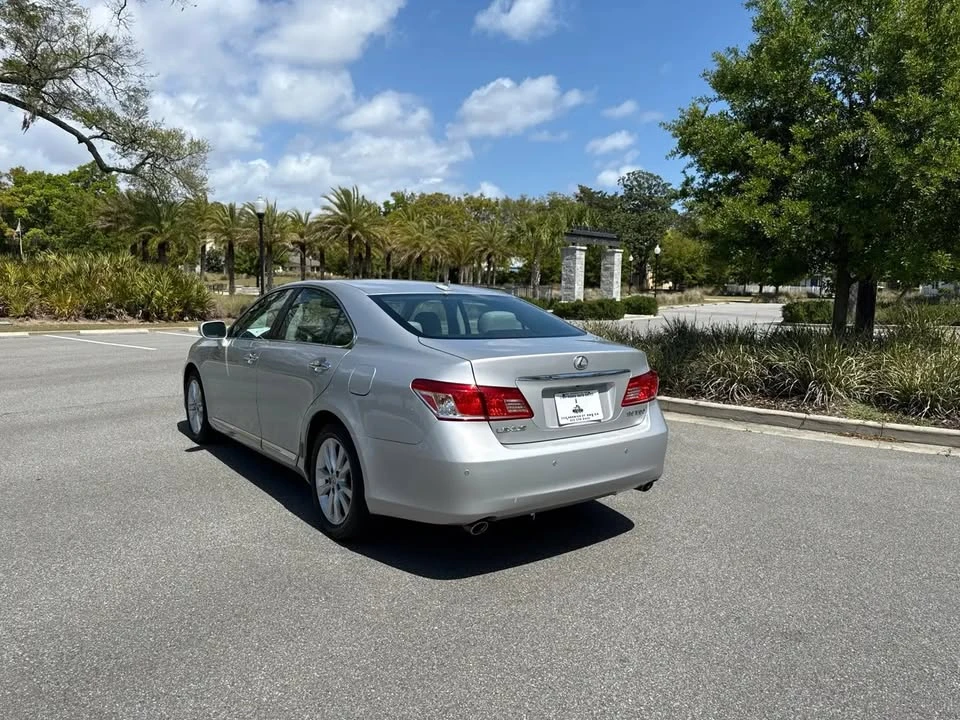 2010 Lexus ES 5th Gen - Image 2 of 7