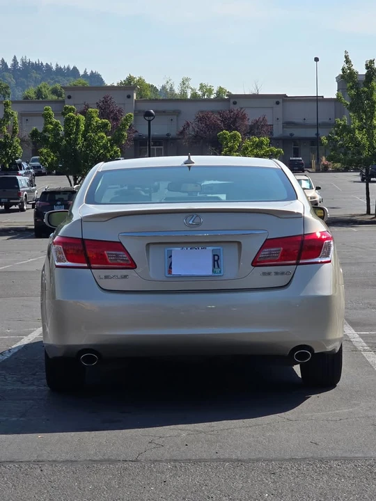 2010 Lexus ES 5th Gen - Image 2 of 10
