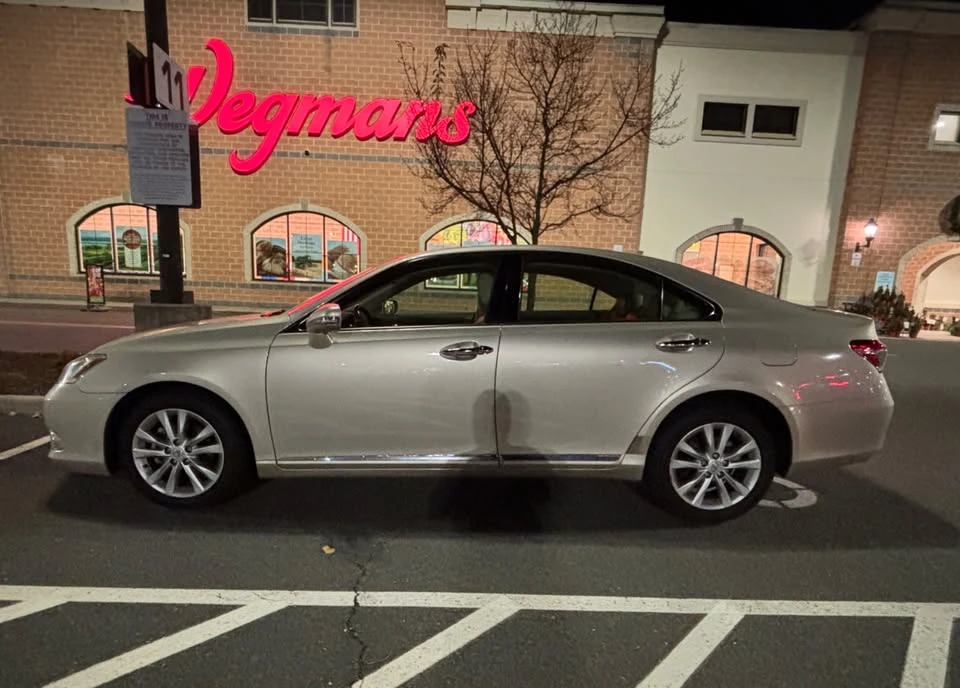2010 Lexus ES 5th Gen - Image 2 of 6