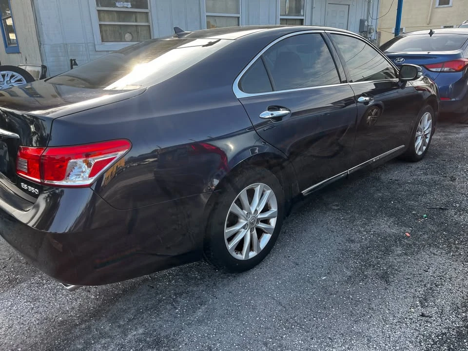 2010 Lexus ES 5th Gen - Image 2 of 5