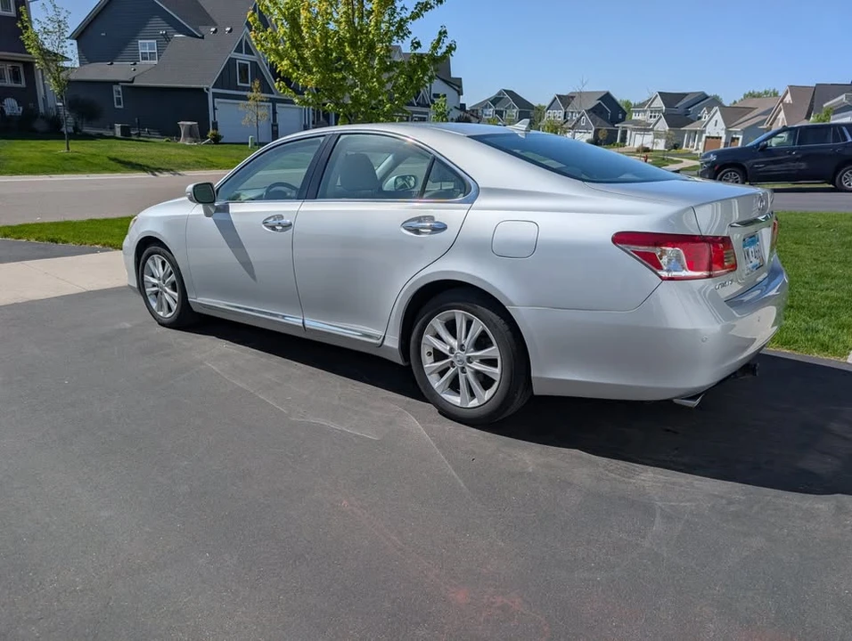 2010 Lexus ES 5th Gen - Image 3 of 11