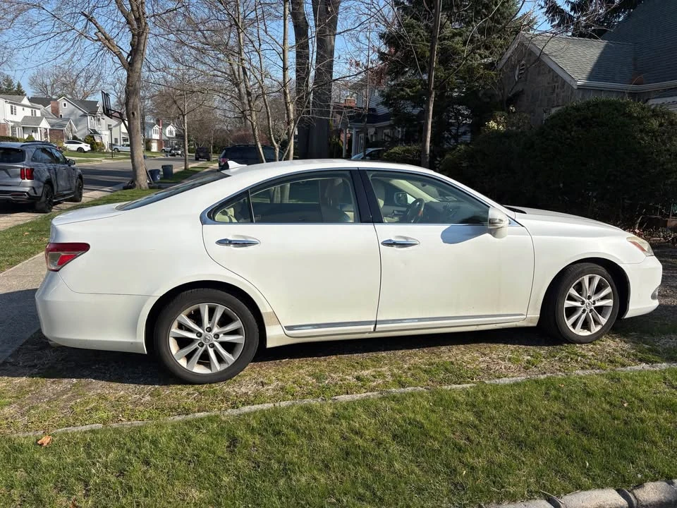 2010 Lexus ES 5th Gen - Image 2 of 5