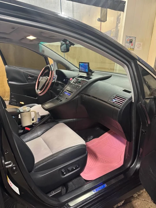 2010 Lexus HS - Image 12 of 19
