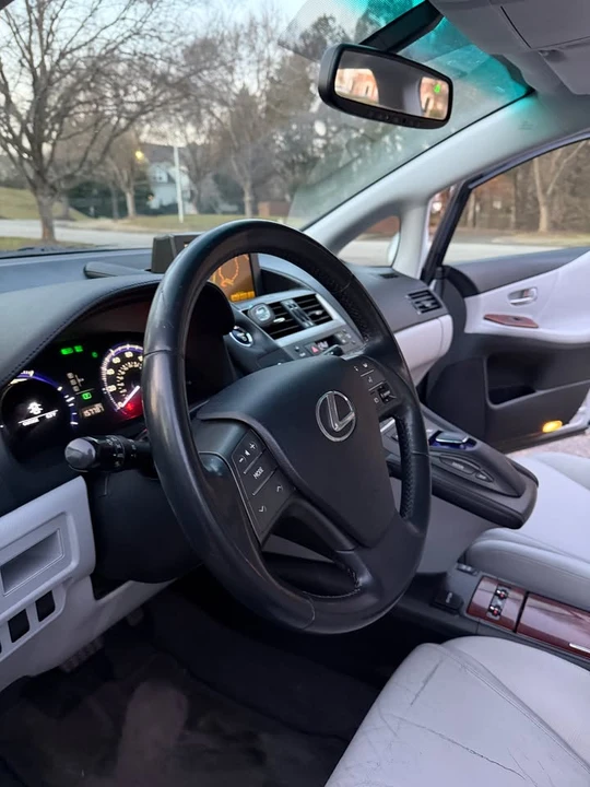 2010 Lexus HS - Image 10 of 19