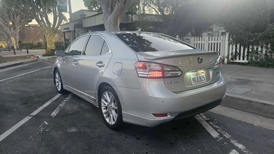 2010 Lexus HS - Image 4 of 12