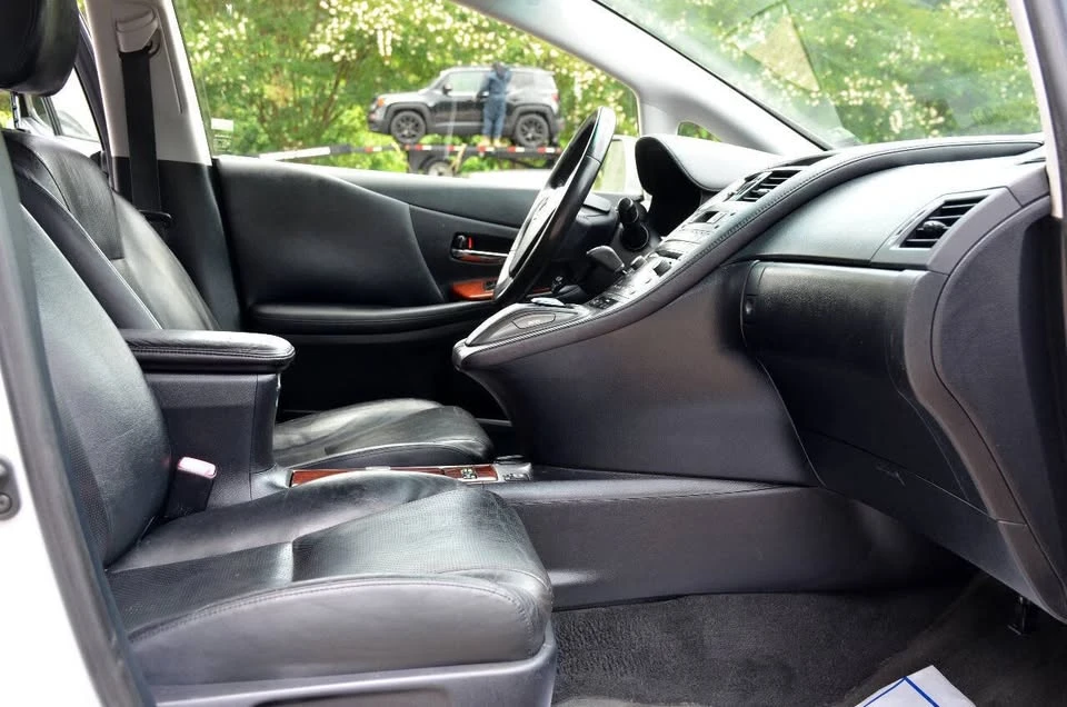 2010 Lexus HS - Image 8 of 17